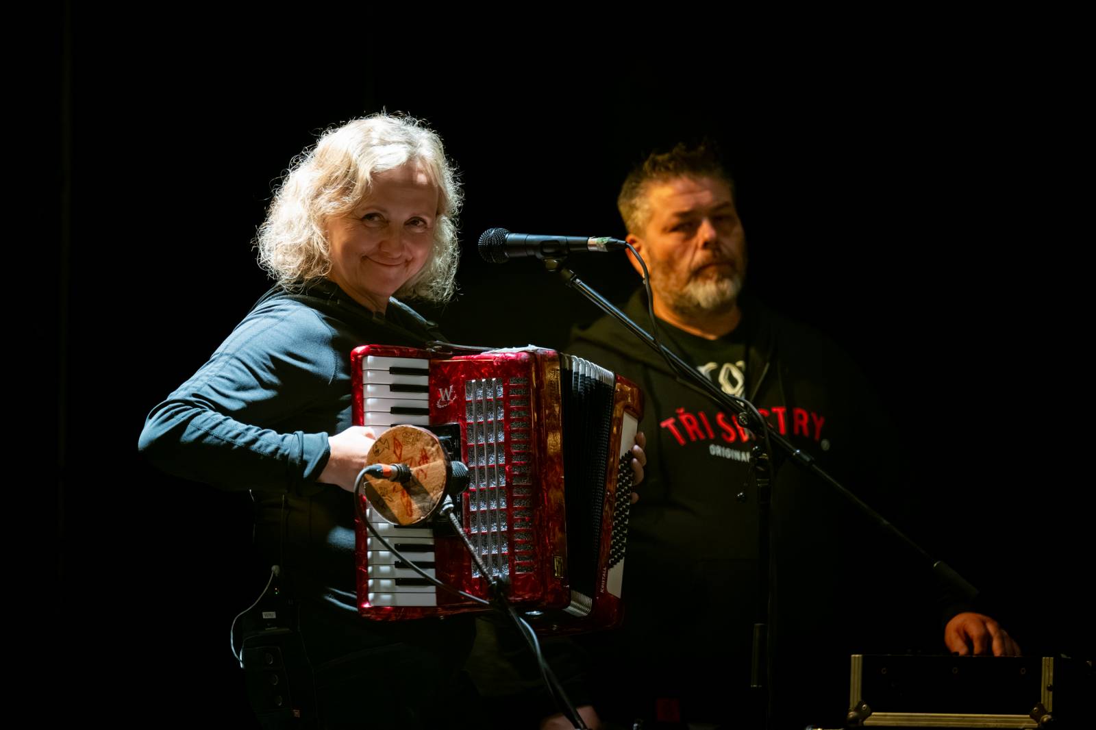 Tři sestry přivezly do Dačic kus punku. Kvůli výpadkům elektřiny se hrálo i potmě
