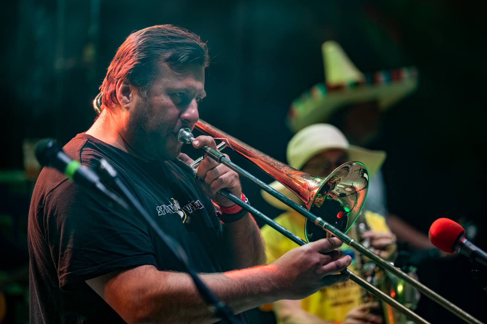 Tři sestry přivezly do Dačic kus punku. Kvůli výpadkům elektřiny se hrálo i potmě