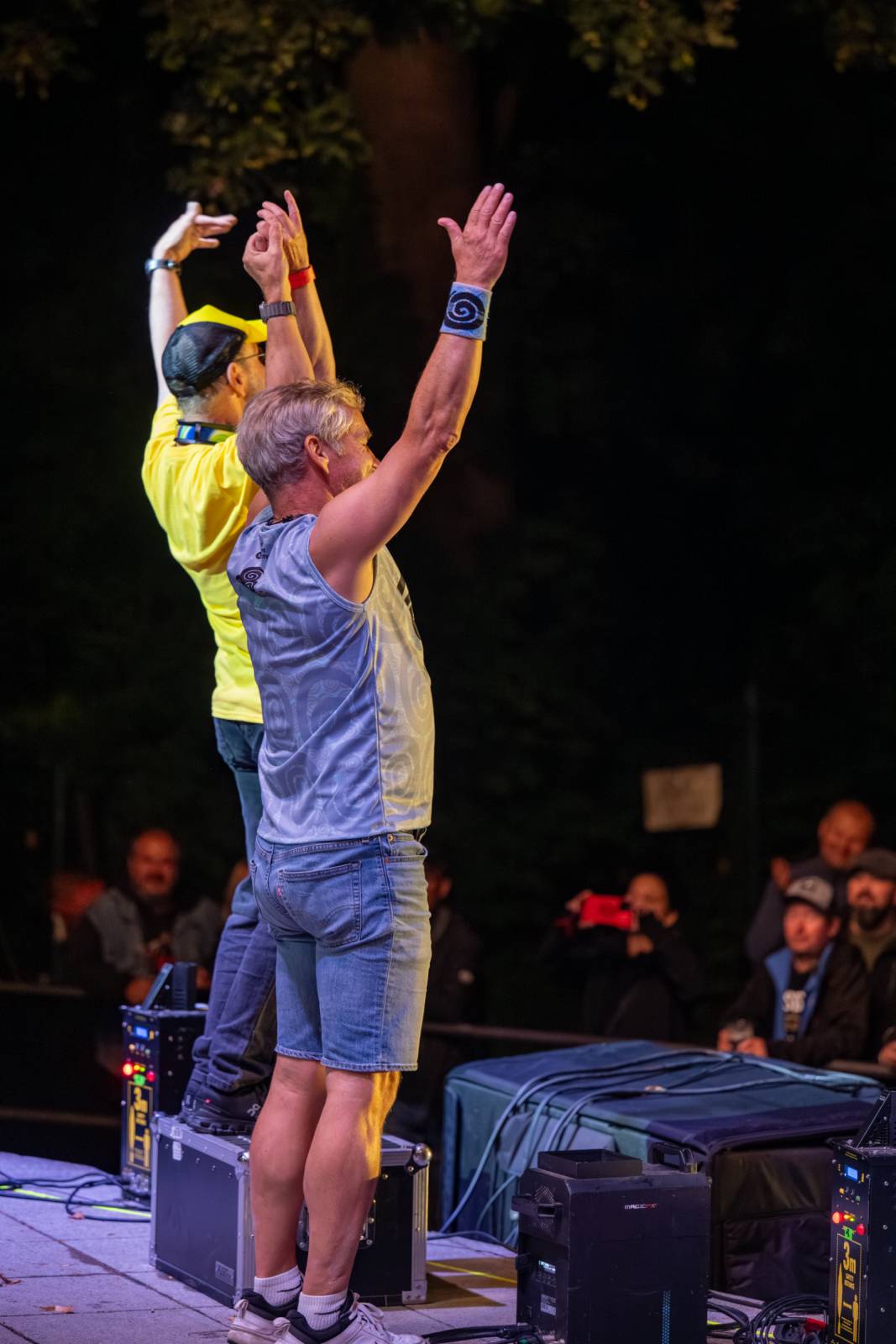 Tři sestry přivezly do Dačic kus punku. Kvůli výpadkům elektřiny se hrálo i potmě