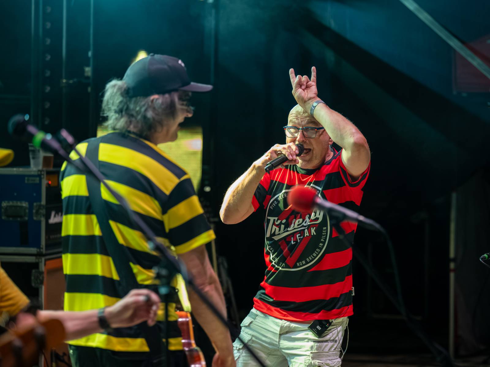 Tři sestry přivezly do Dačic kus punku. Kvůli výpadkům elektřiny se hrálo i potmě