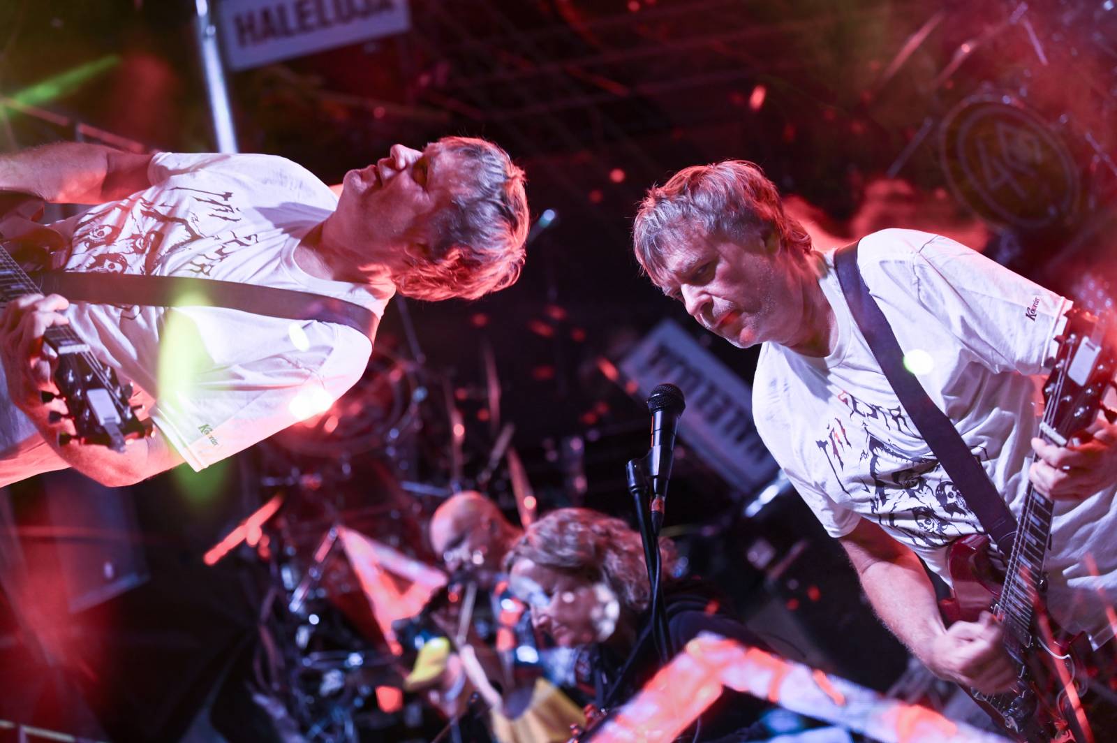 Tři sestry přivezly do Dačic kus punku. Kvůli výpadkům elektřiny se hrálo i potmě