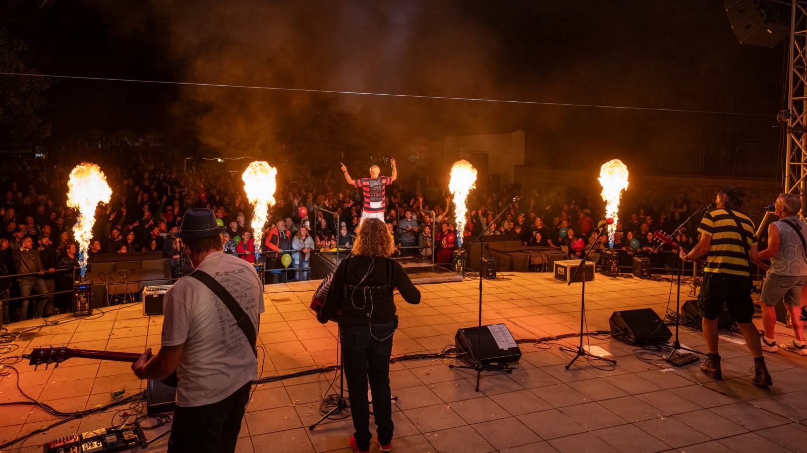 Tři sestry přivezly do Dačic kus punku. Kvůli výpadkům elektřiny se hrálo i potmě