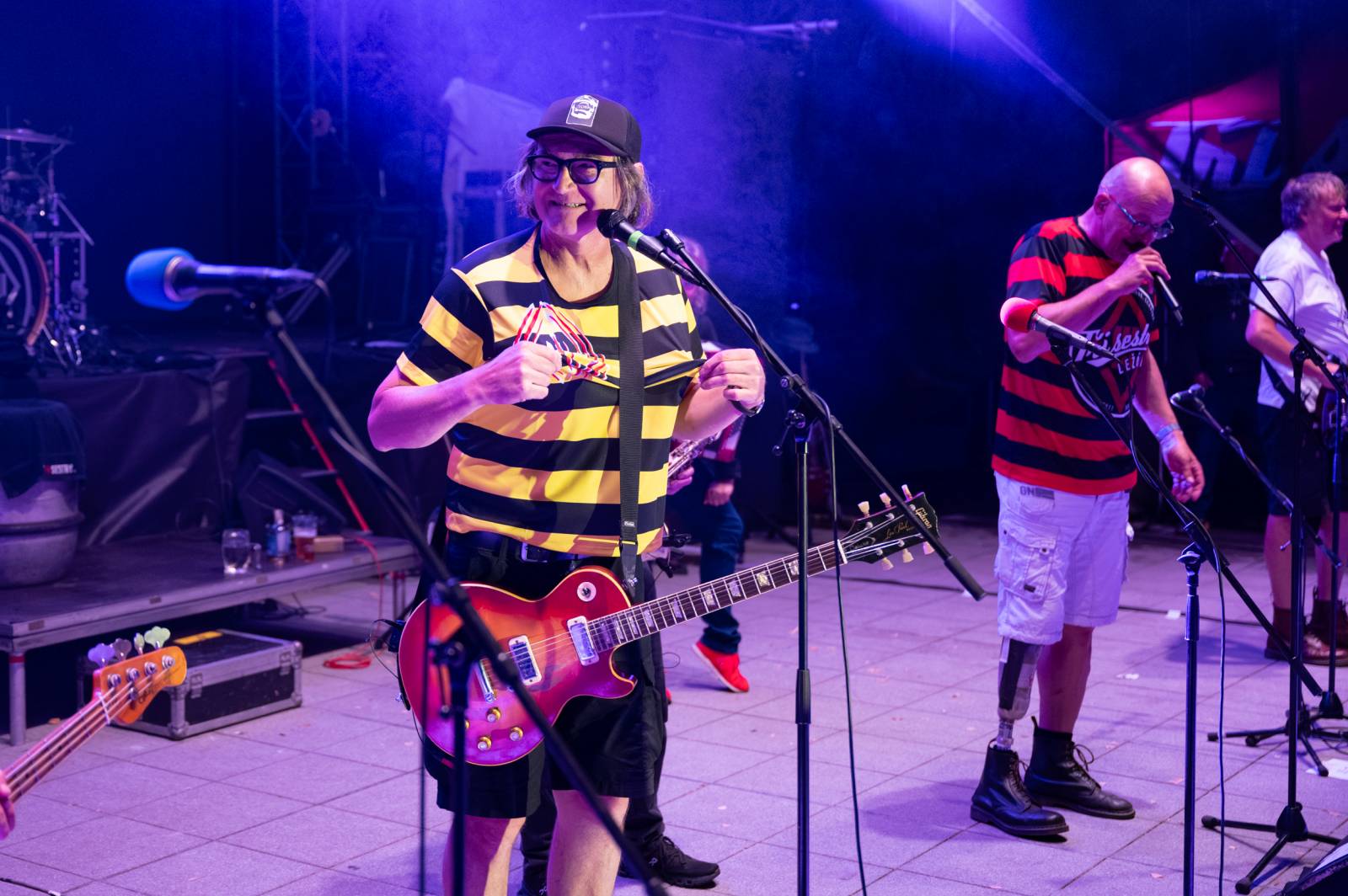 Tři sestry přivezly do Dačic kus punku. Kvůli výpadkům elektřiny se hrálo i potmě