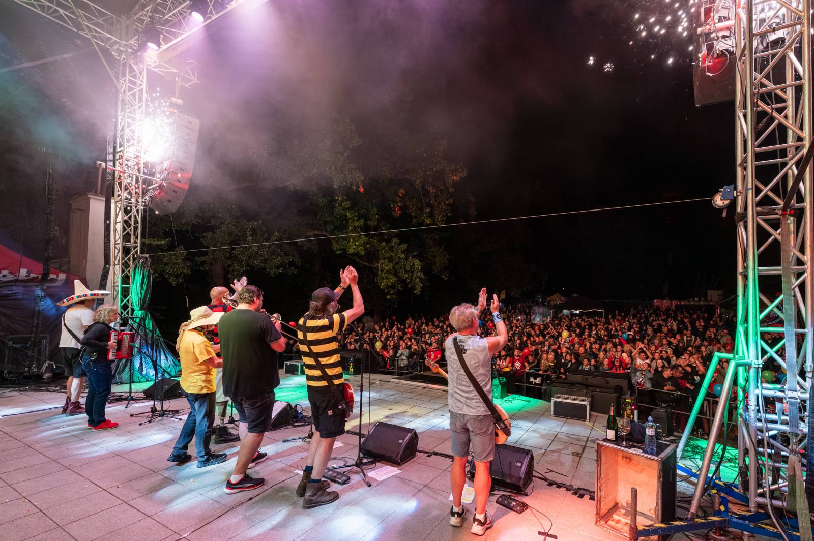 Tři sestry přivezly do Dačic kus punku. Kvůli výpadkům elektřiny se hrálo i potmě