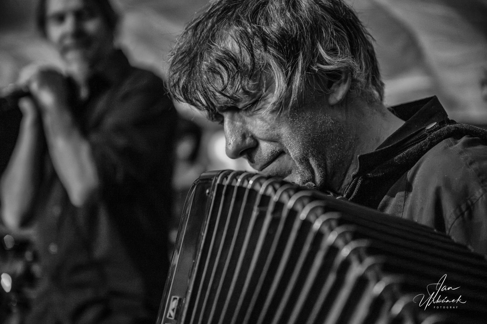 Schodiště je stále plné energie, kapela zaplnila stan na Letní Letné