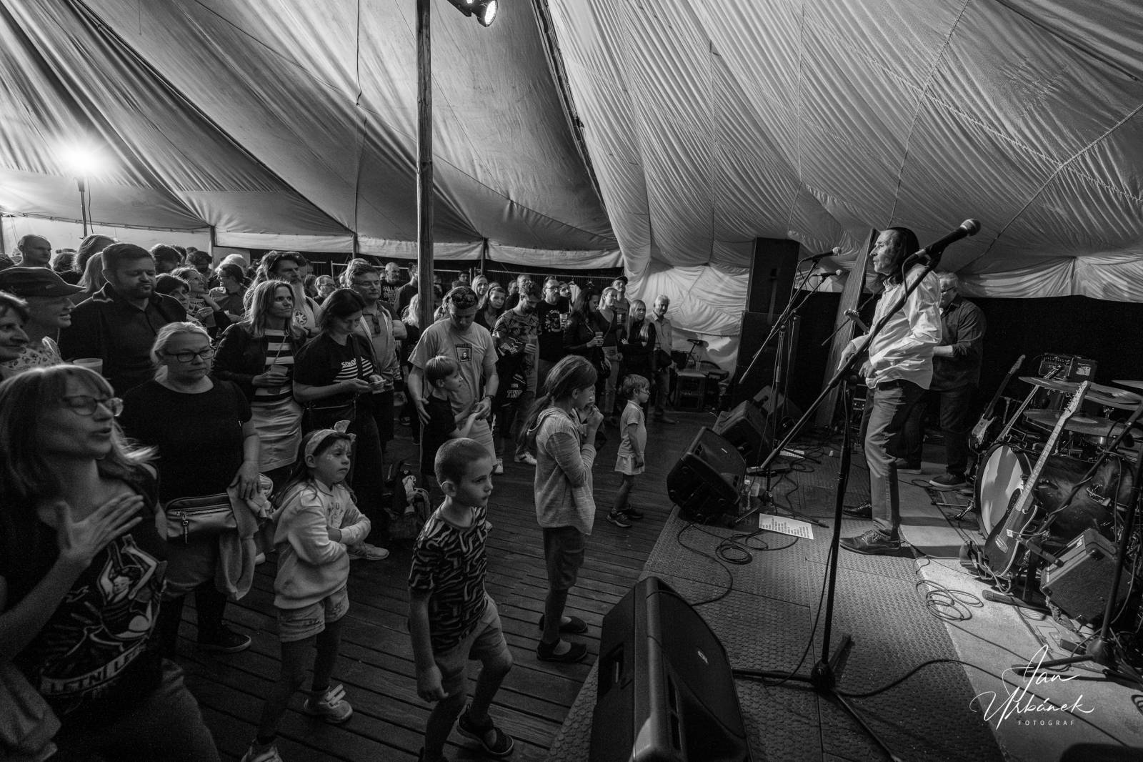 Schodiště je stále plné energie, kapela zaplnila stan na Letní Letné