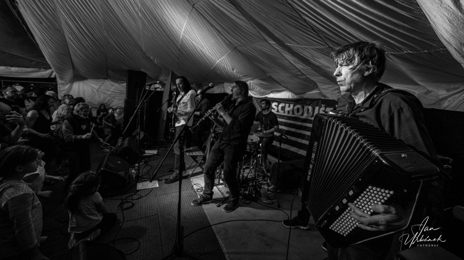 Schodiště je stále plné energie, kapela zaplnila stan na Letní Letné