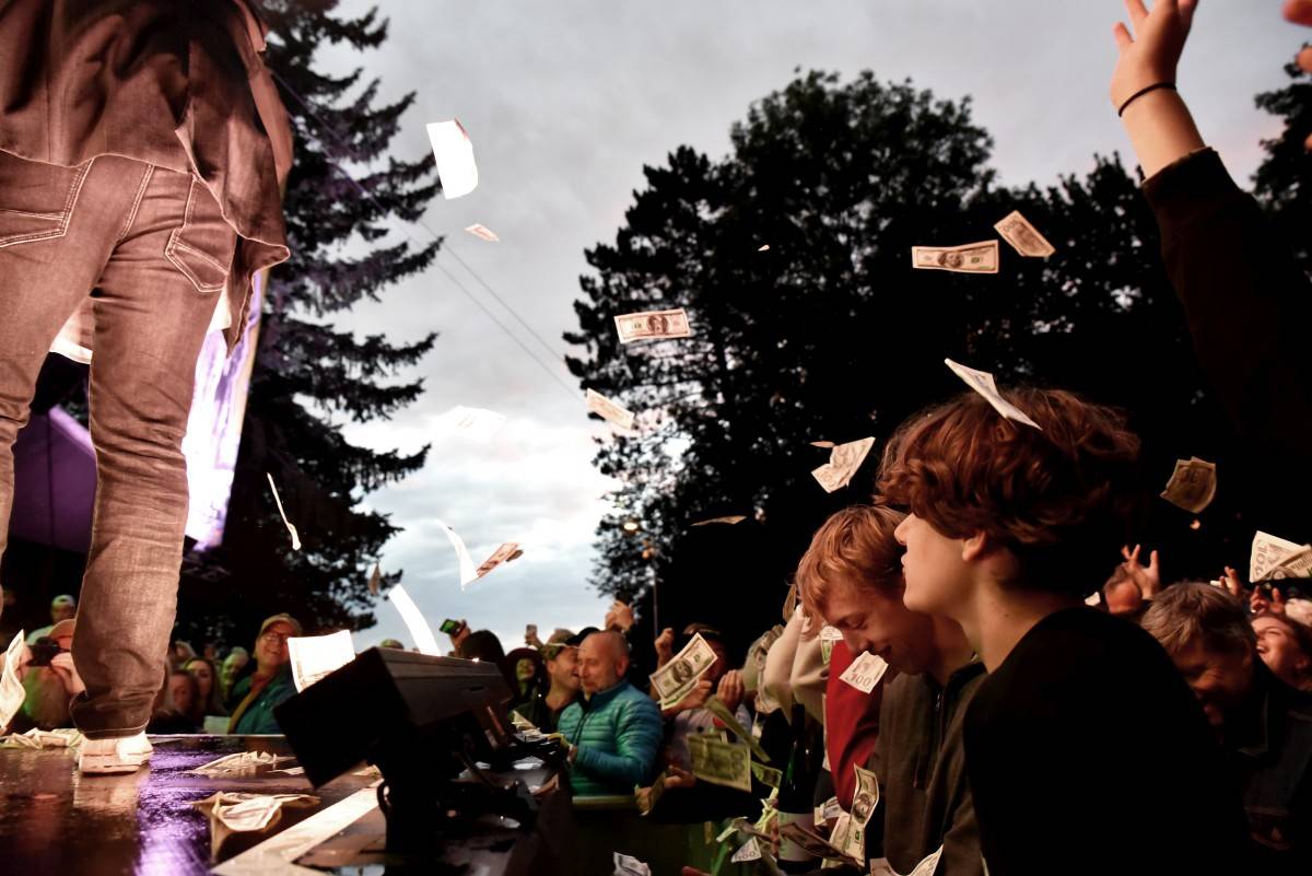 TrutnOFF nezastavil ani déšť. Sobota patřila Pražskému výběru, Michalovi Prokopovi i Visacímu zámku