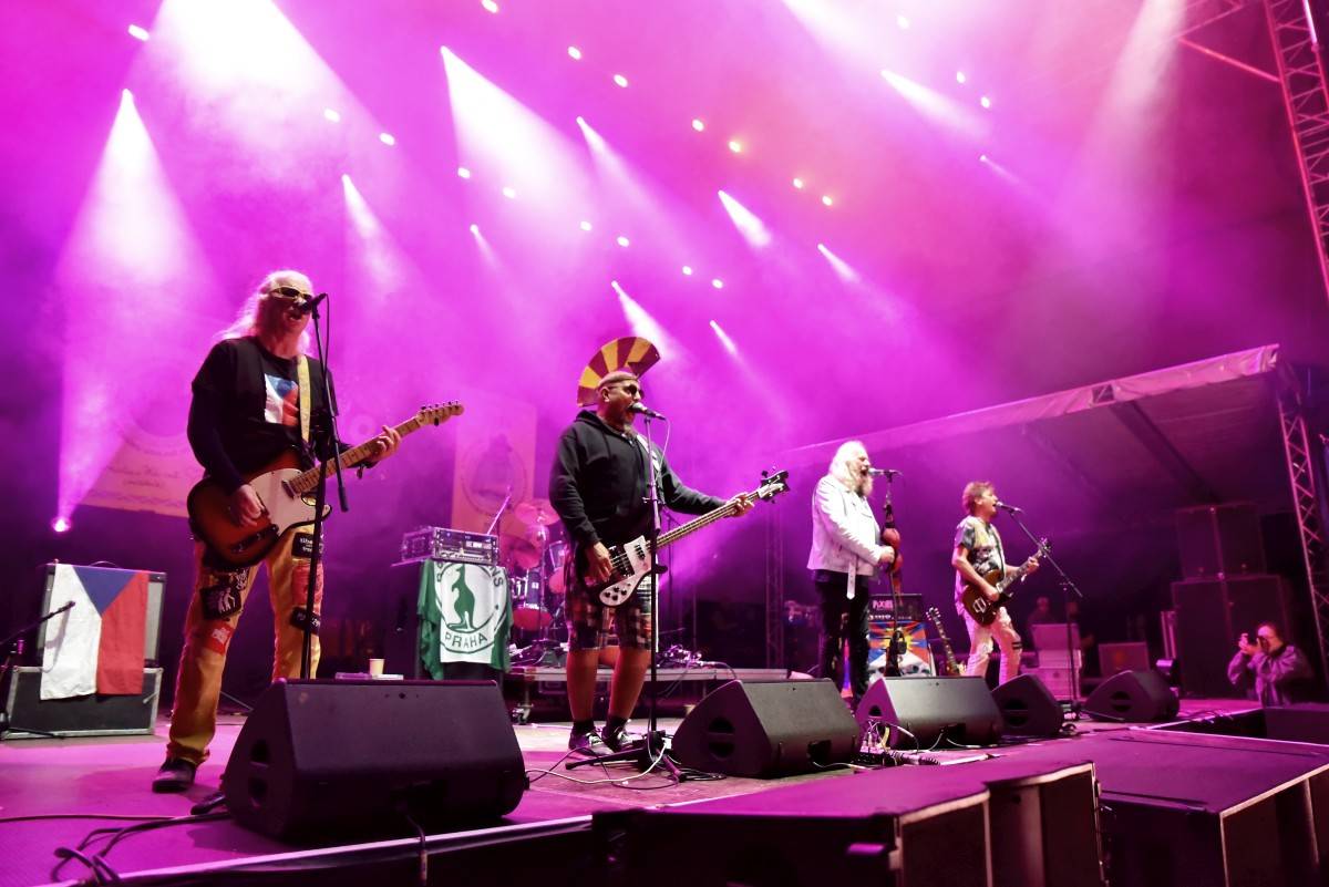 TrutnOFF nezastavil ani déšť. Sobota patřila Pražskému výběru, Michalovi Prokopovi i Visacímu zámku