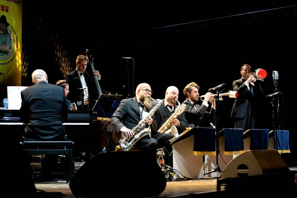 TrutnOFF nezastavil ani déšť. Sobota patřila Pražskému výběru, Michalovi Prokopovi i Visacímu zámku