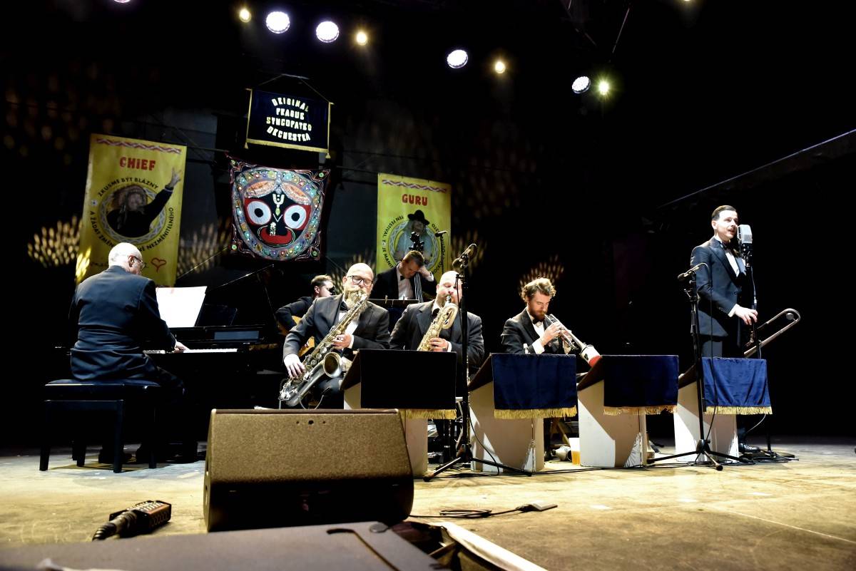 TrutnOFF nezastavil ani déšť. Sobota patřila Pražskému výběru, Michalovi Prokopovi i Visacímu zámku