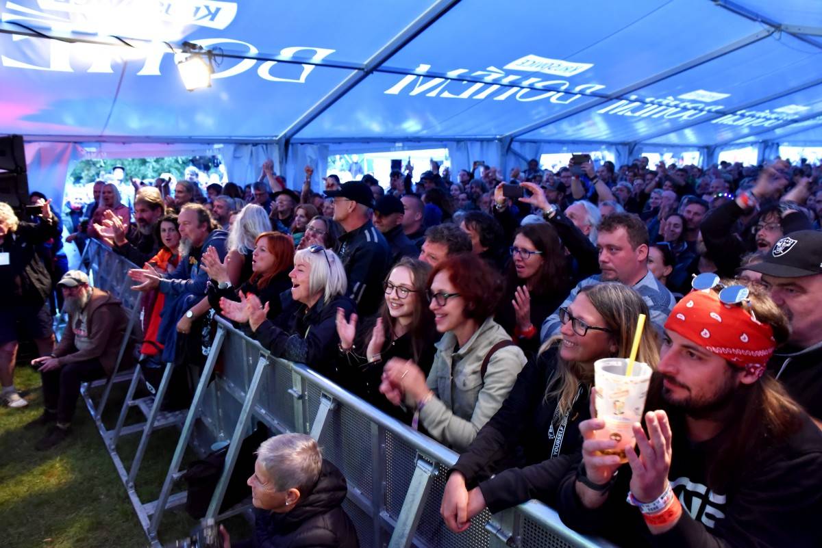 TrutnOFF nezastavil ani déšť. Sobota patřila Pražskému výběru, Michalovi Prokopovi i Visacímu zámku