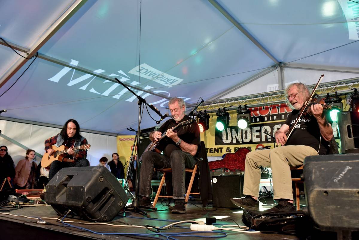 TrutnOFF nezastavil ani déšť. Sobota patřila Pražskému výběru, Michalovi Prokopovi i Visacímu zámku