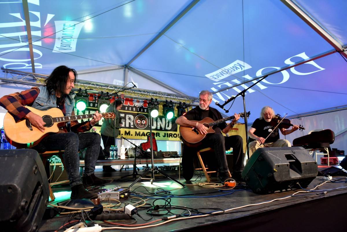 TrutnOFF nezastavil ani déšť. Sobota patřila Pražskému výběru, Michalovi Prokopovi i Visacímu zámku