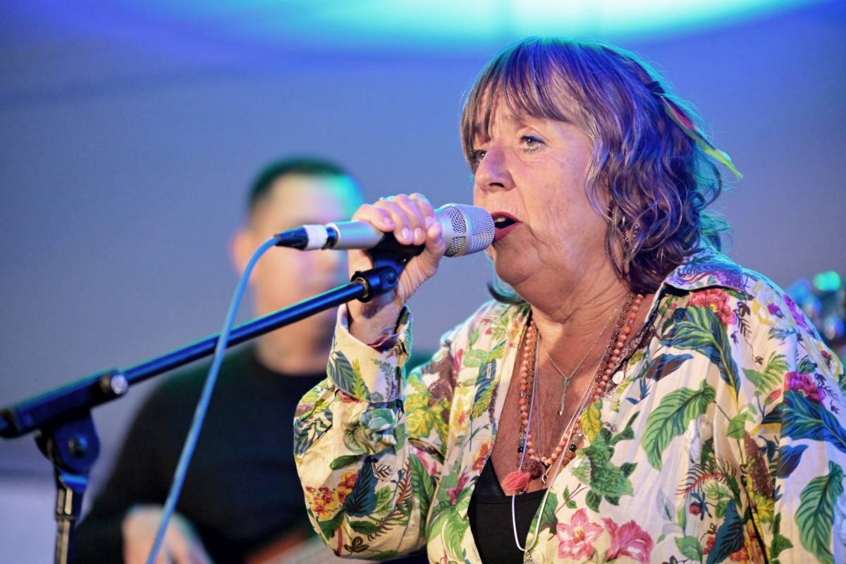 TrutnOFF nezastavil ani déšť. Sobota patřila Pražskému výběru, Michalovi Prokopovi i Visacímu zámku