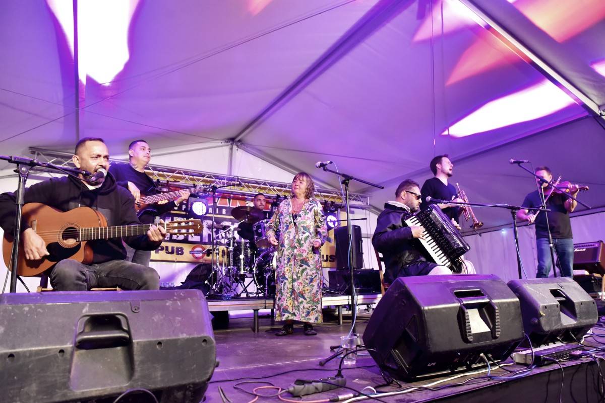 TrutnOFF nezastavil ani déšť. Sobota patřila Pražskému výběru, Michalovi Prokopovi i Visacímu zámku