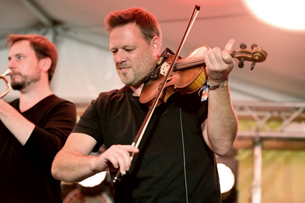 TrutnOFF nezastavil ani déšť. Sobota patřila Pražskému výběru, Michalovi Prokopovi i Visacímu zámku