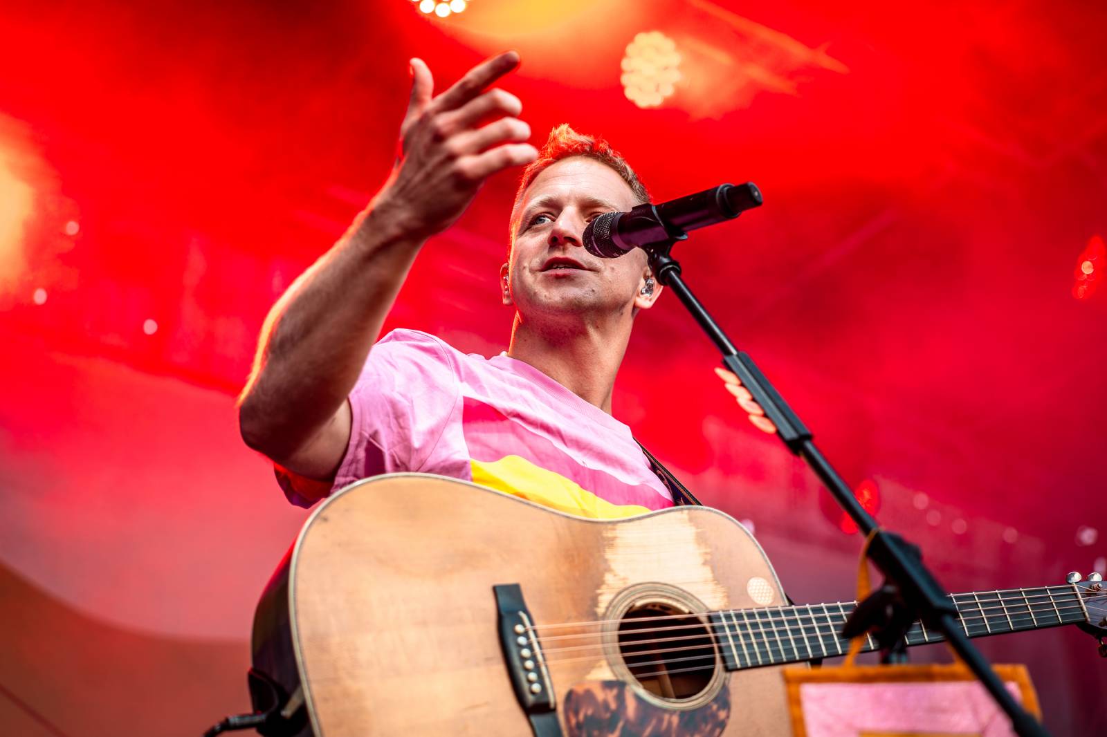 Tomáš Klus improvizoval, fotil se a rozesmíval. V Butky Parku si fanoušky omotal kolem prstu