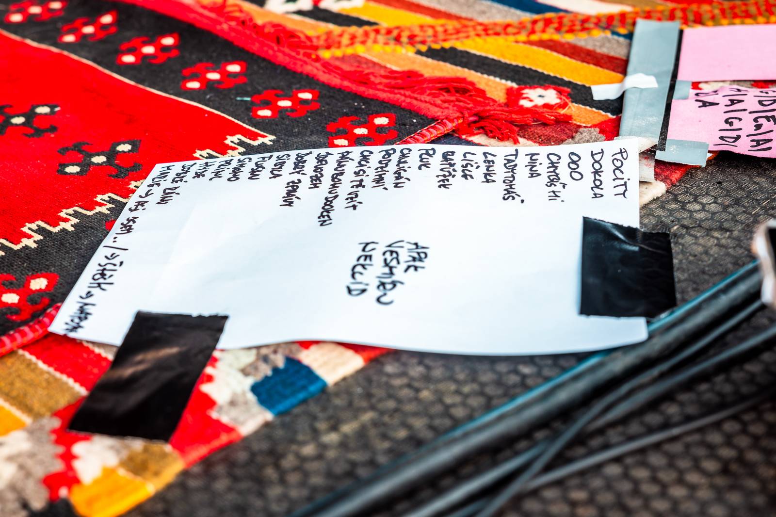 Tomáš Klus improvizoval, fotil se a rozesmíval. V Butky Parku si fanoušky omotal kolem prstu