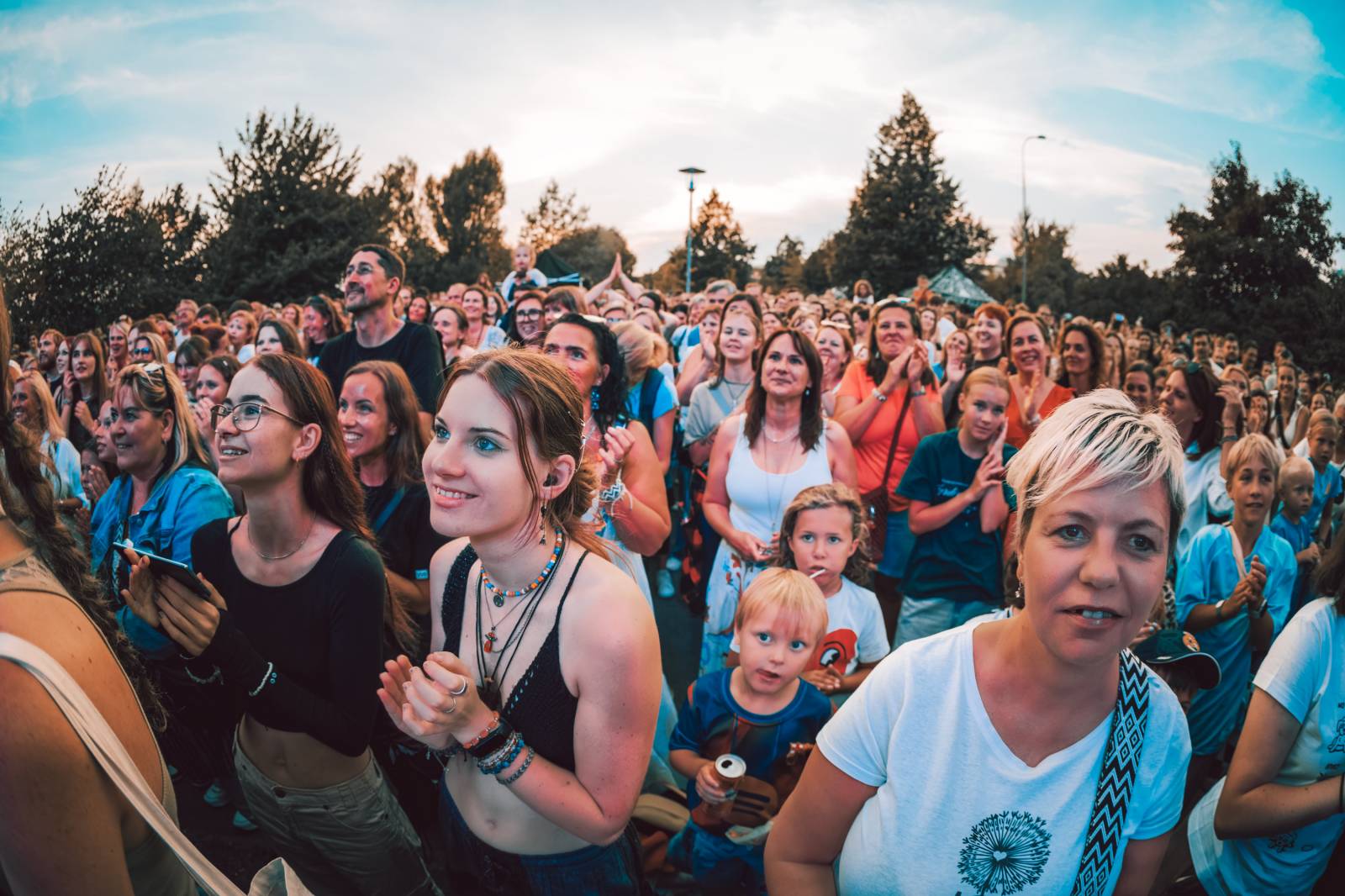 Tomáš Klus improvizoval, fotil se a rozesmíval. V Butky Parku si fanoušky omotal kolem prstu