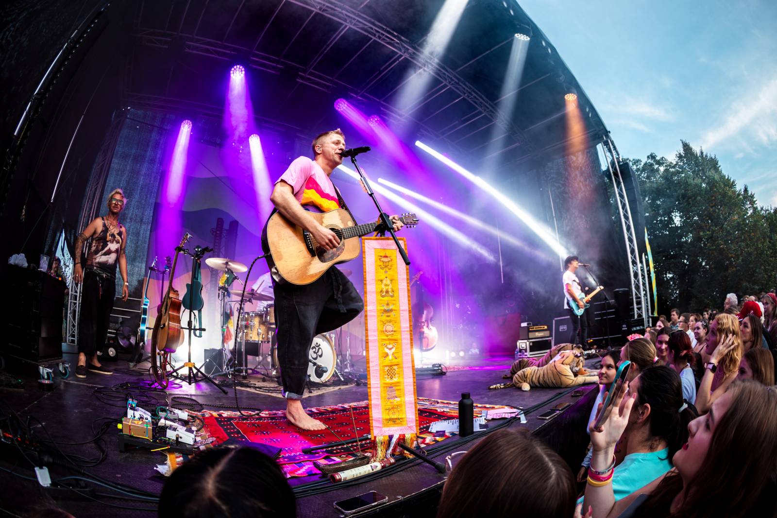 Tomáš Klus improvizoval, fotil se a rozesmíval. V Butky Parku si fanoušky omotal kolem prstu