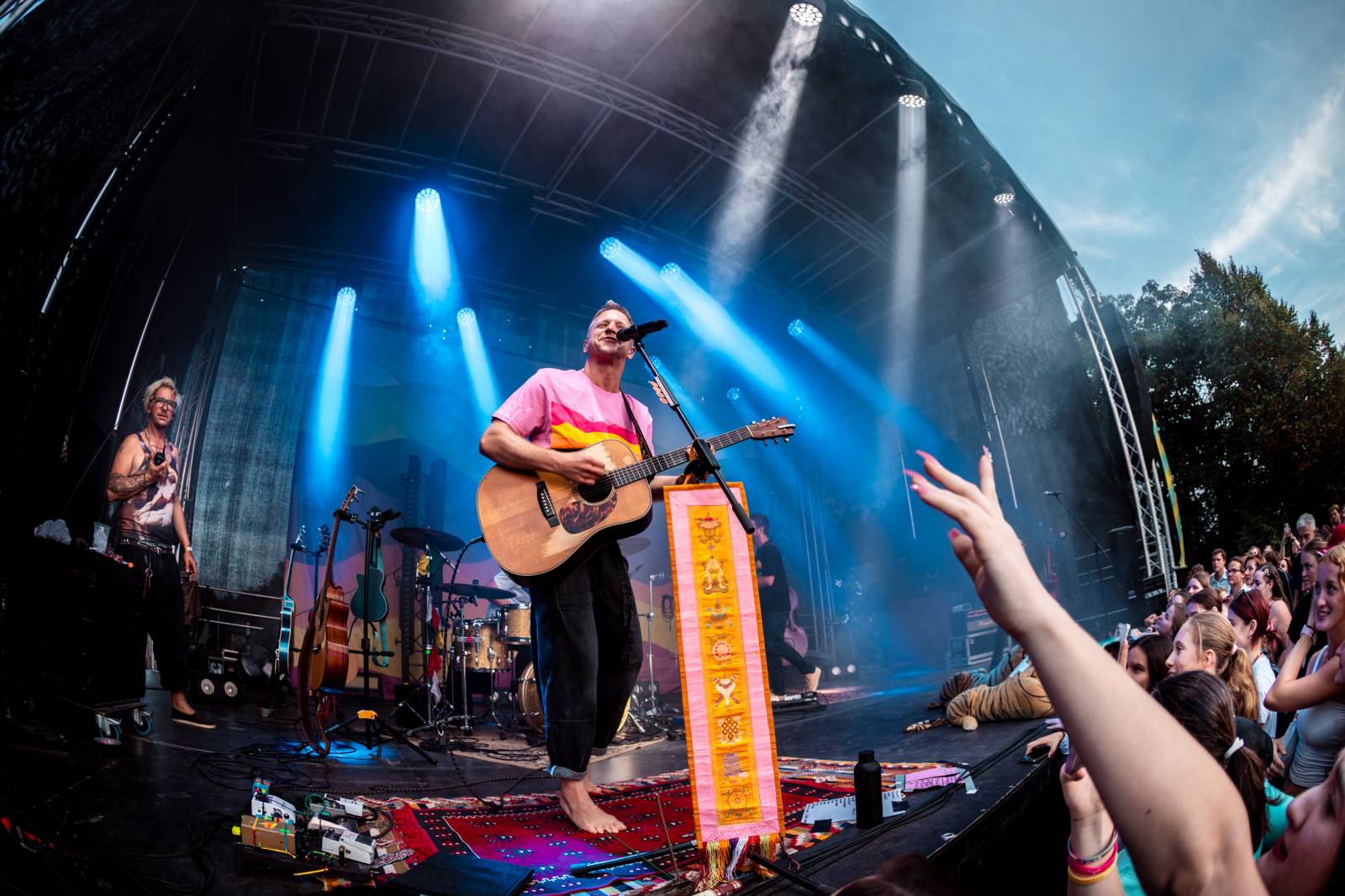 Tomáš Klus improvizoval, fotil se a rozesmíval. V Butky Parku si fanoušky omotal kolem prstu