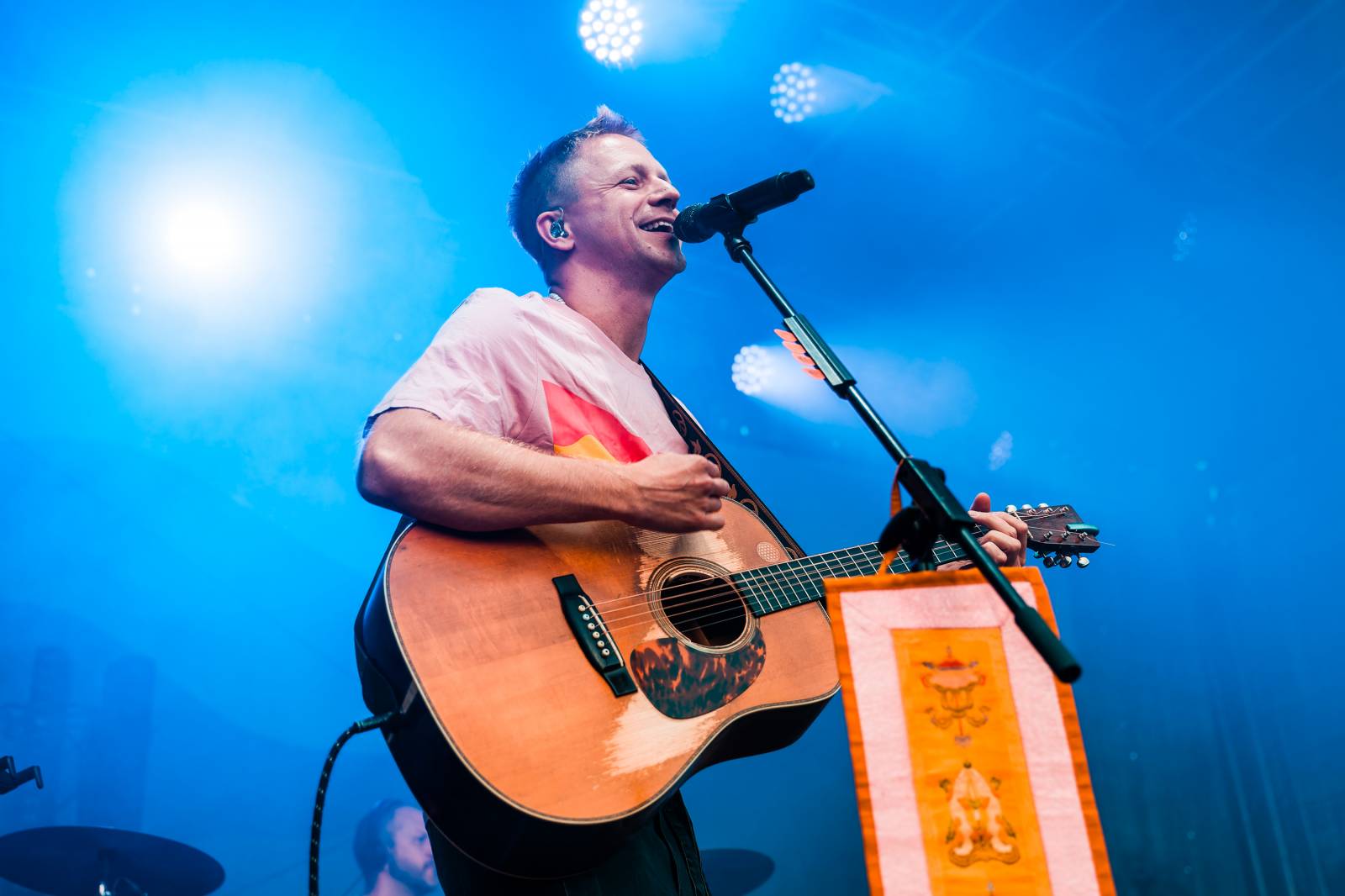 Tomáš Klus improvizoval, fotil se a rozesmíval. V Butky Parku si fanoušky omotal kolem prstu