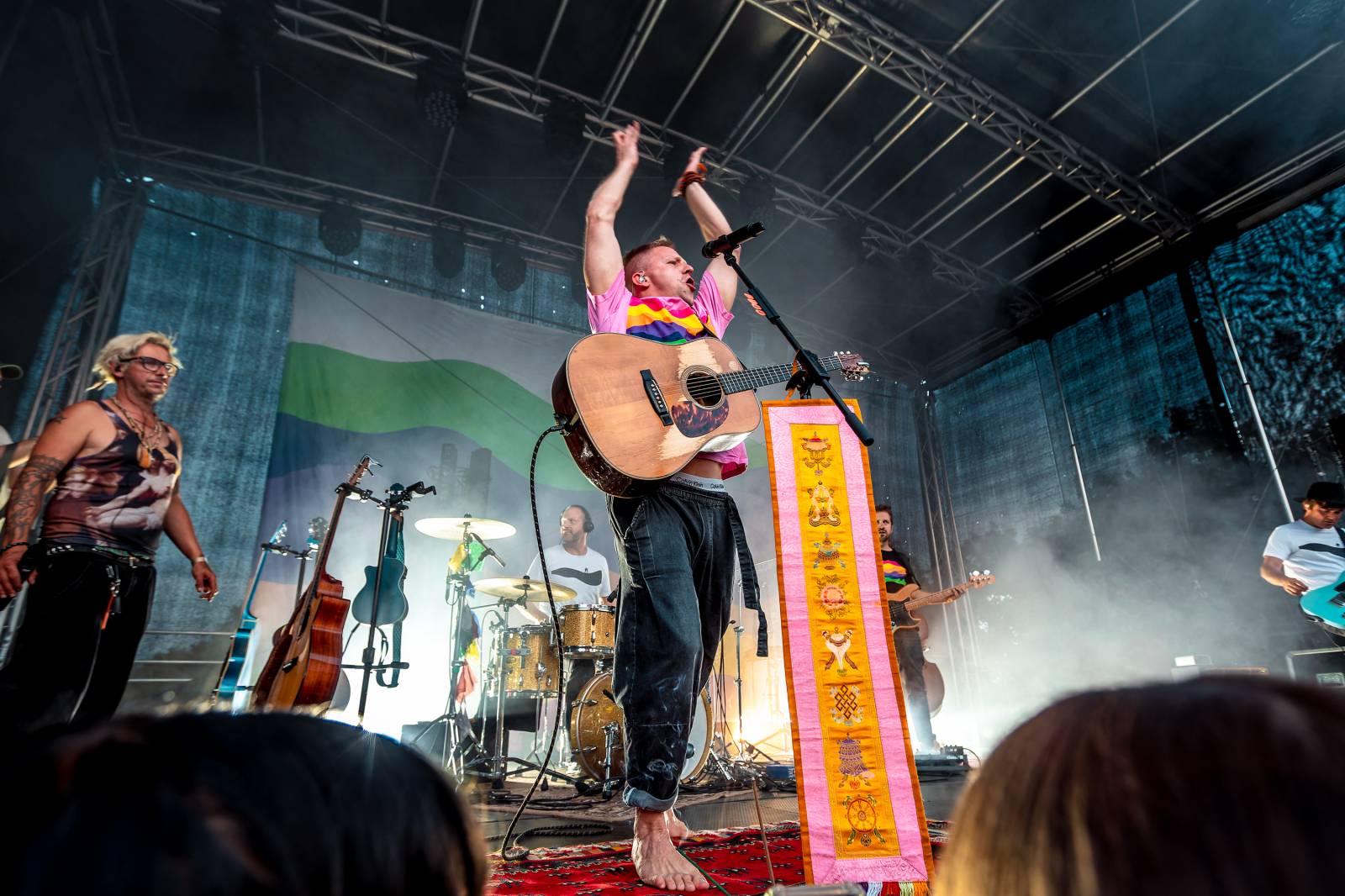 Tomáš Klus improvizoval, fotil se a rozesmíval. V Butky Parku si fanoušky omotal kolem prstu