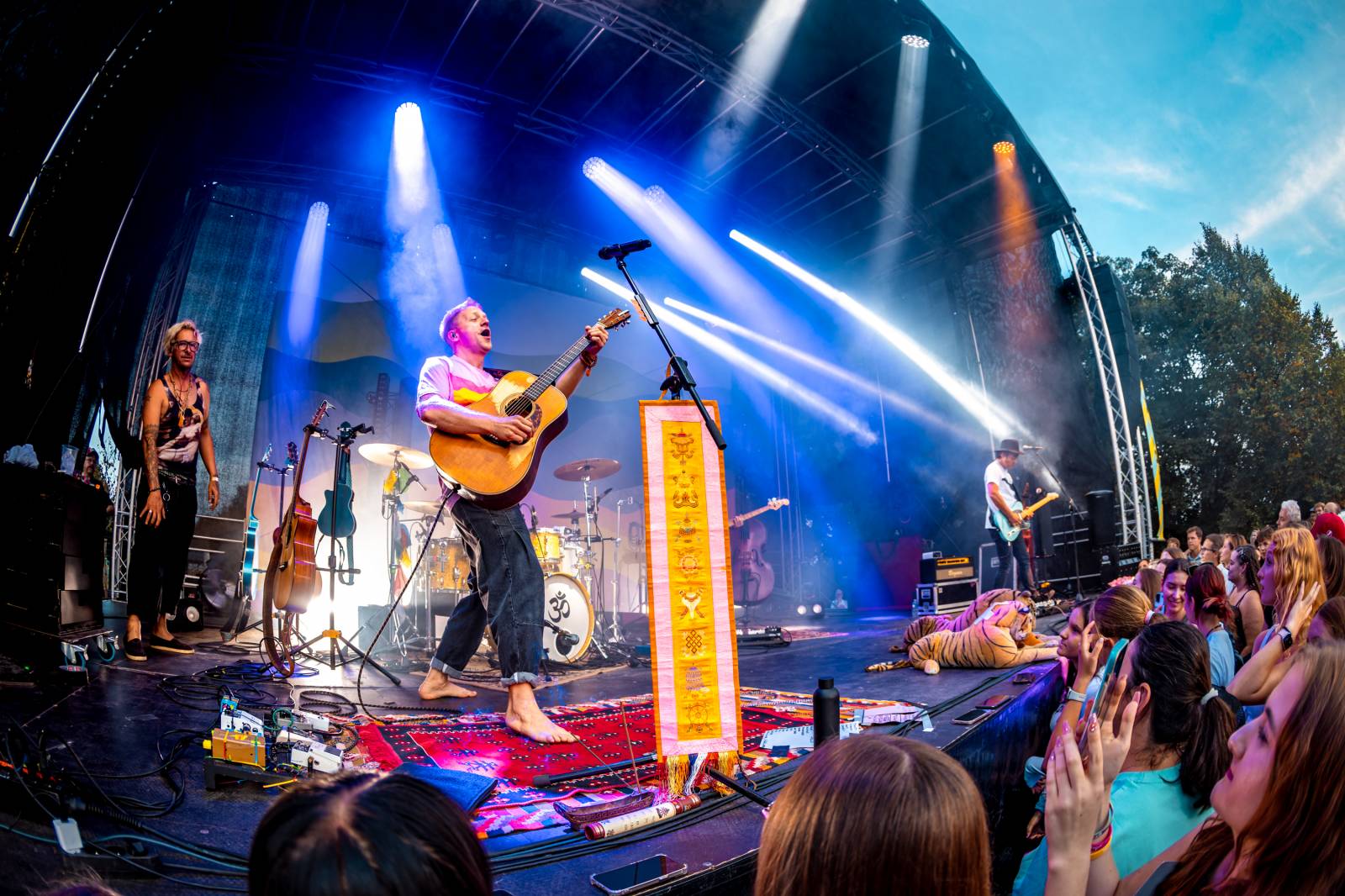 Tomáš Klus improvizoval, fotil se a rozesmíval. V Butky Parku si fanoušky omotal kolem prstu