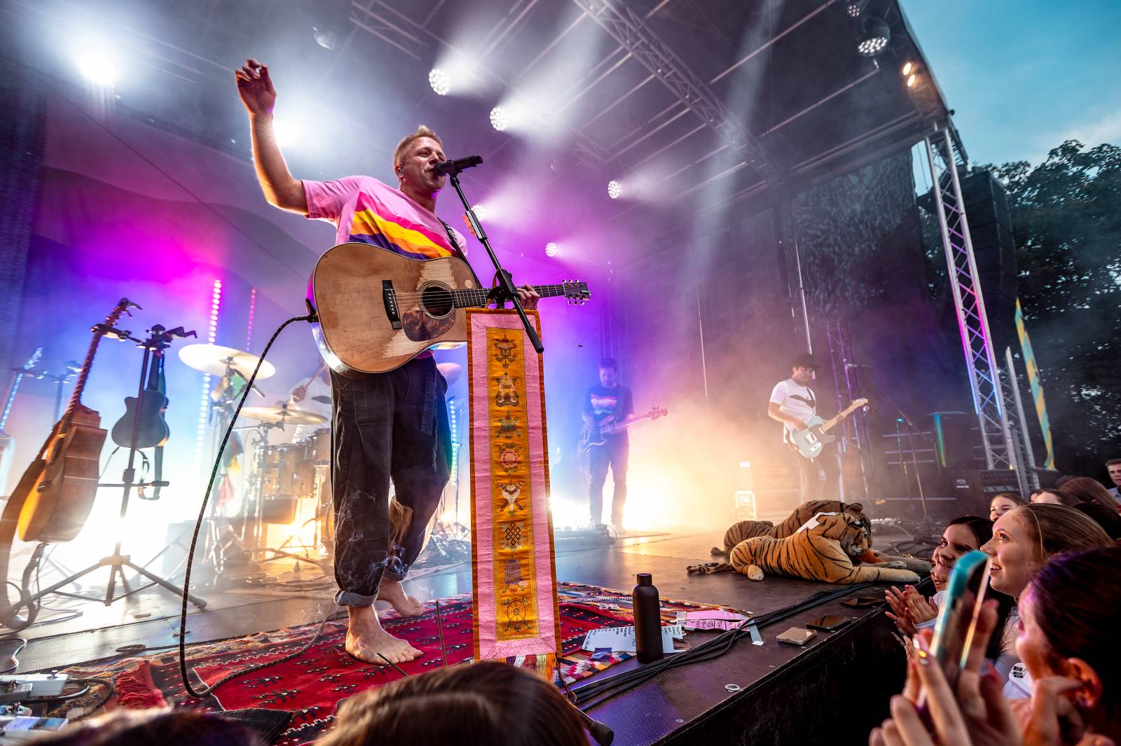 Tomáš Klus improvizoval, fotil se a rozesmíval. V Butky Parku si fanoušky omotal kolem prstu