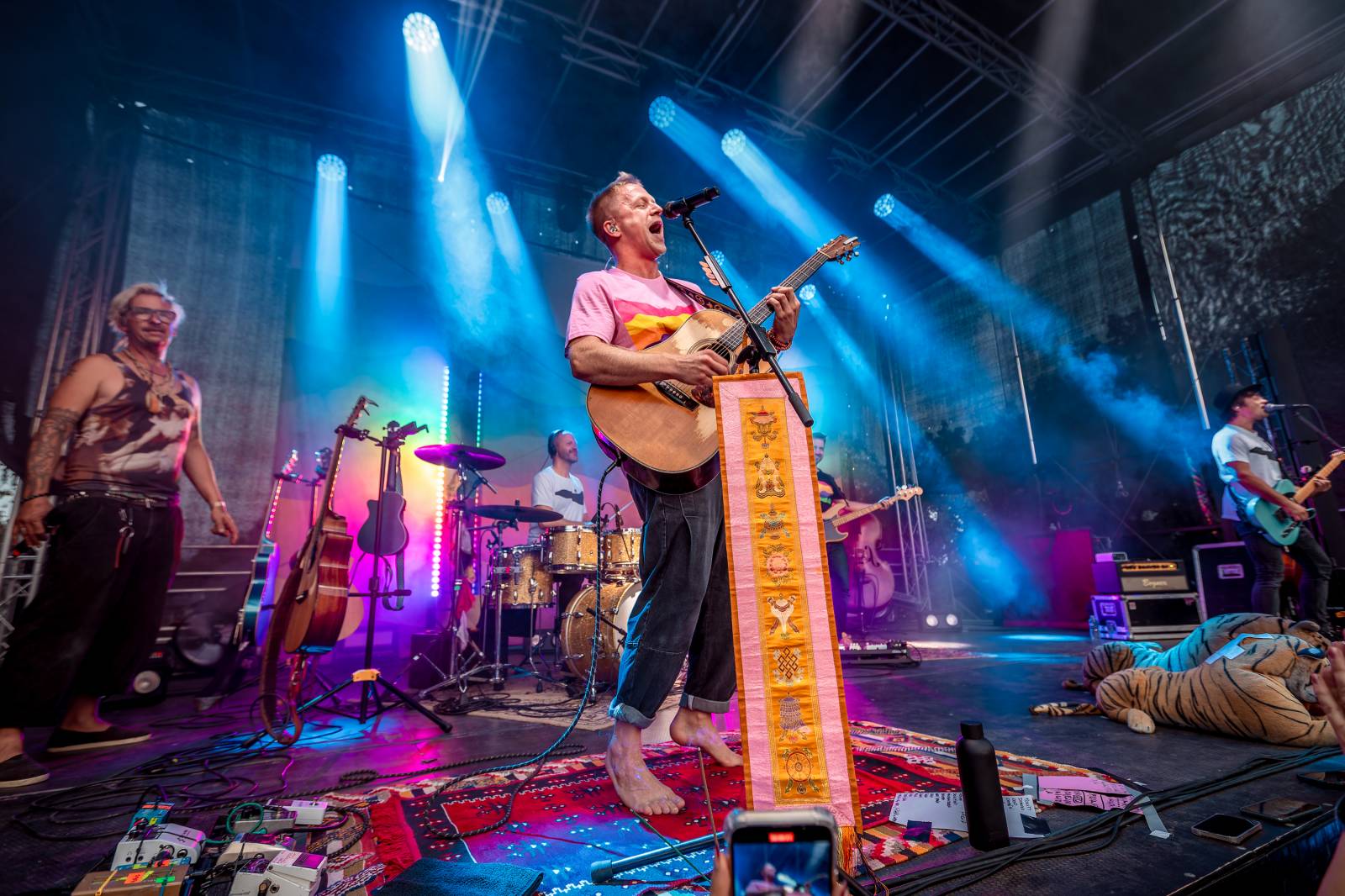 Tomáš Klus improvizoval, fotil se a rozesmíval. V Butky Parku si fanoušky omotal kolem prstu