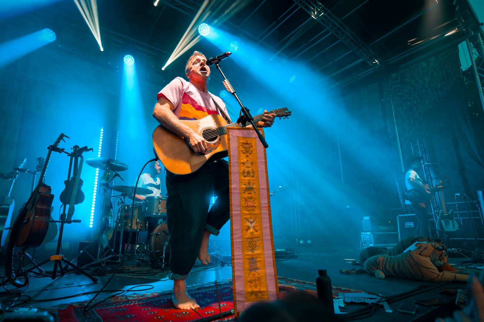 Tomáš Klus improvizoval, fotil se a rozesmíval. V Butky Parku si fanoušky omotal kolem prstu