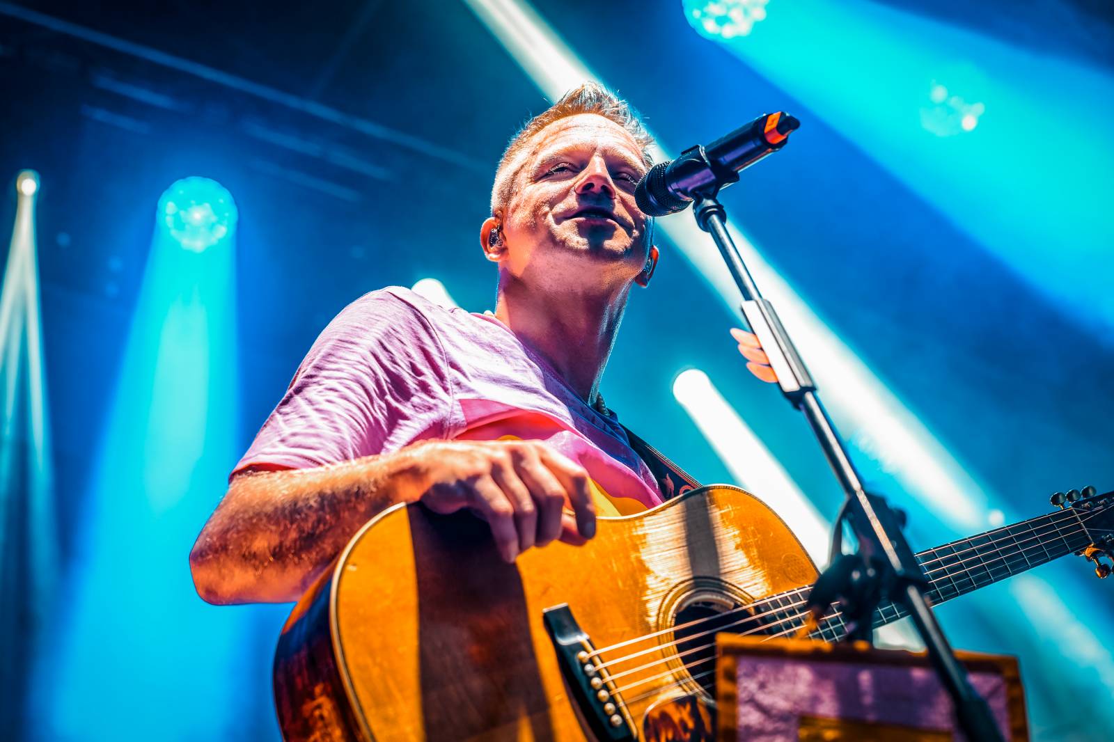 Tomáš Klus improvizoval, fotil se a rozesmíval. V Butky Parku si fanoušky omotal kolem prstu