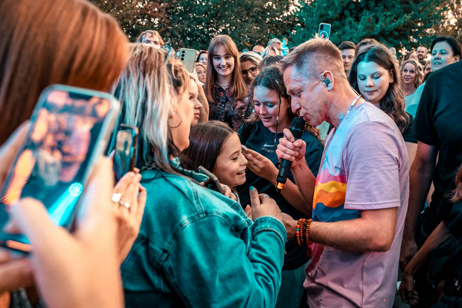 Tomáš Klus improvizoval, fotil se a rozesmíval. V Butky Parku si fanoušky omotal kolem prstu