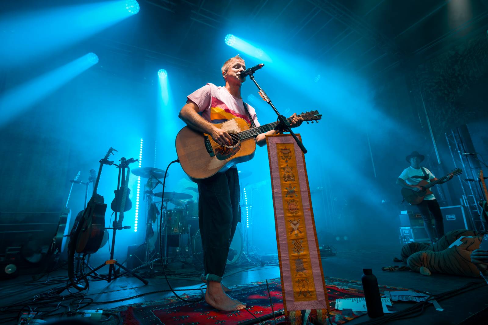 Tomáš Klus improvizoval, fotil se a rozesmíval. V Butky Parku si fanoušky omotal kolem prstu