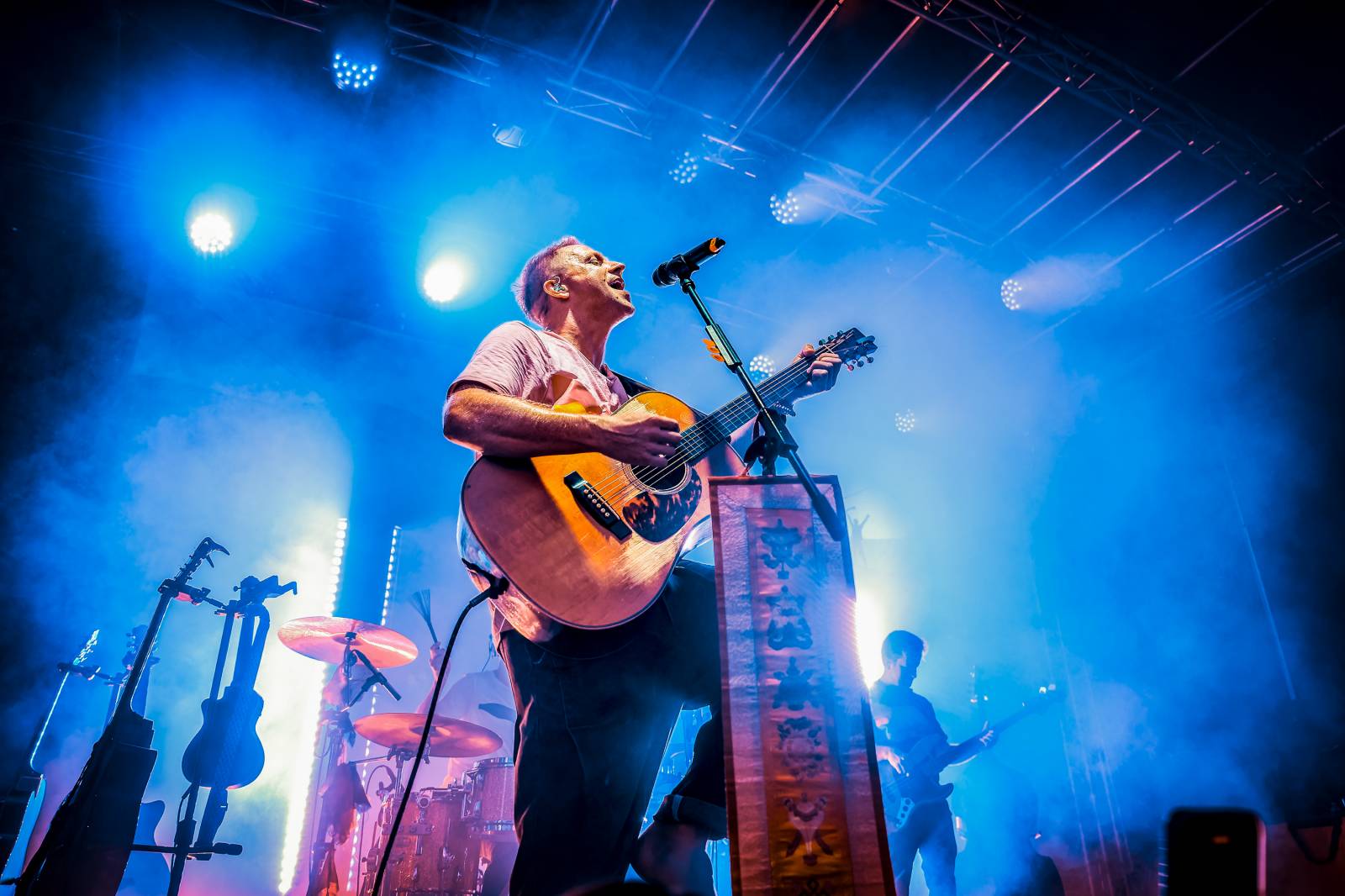 Tomáš Klus improvizoval, fotil se a rozesmíval. V Butky Parku si fanoušky omotal kolem prstu