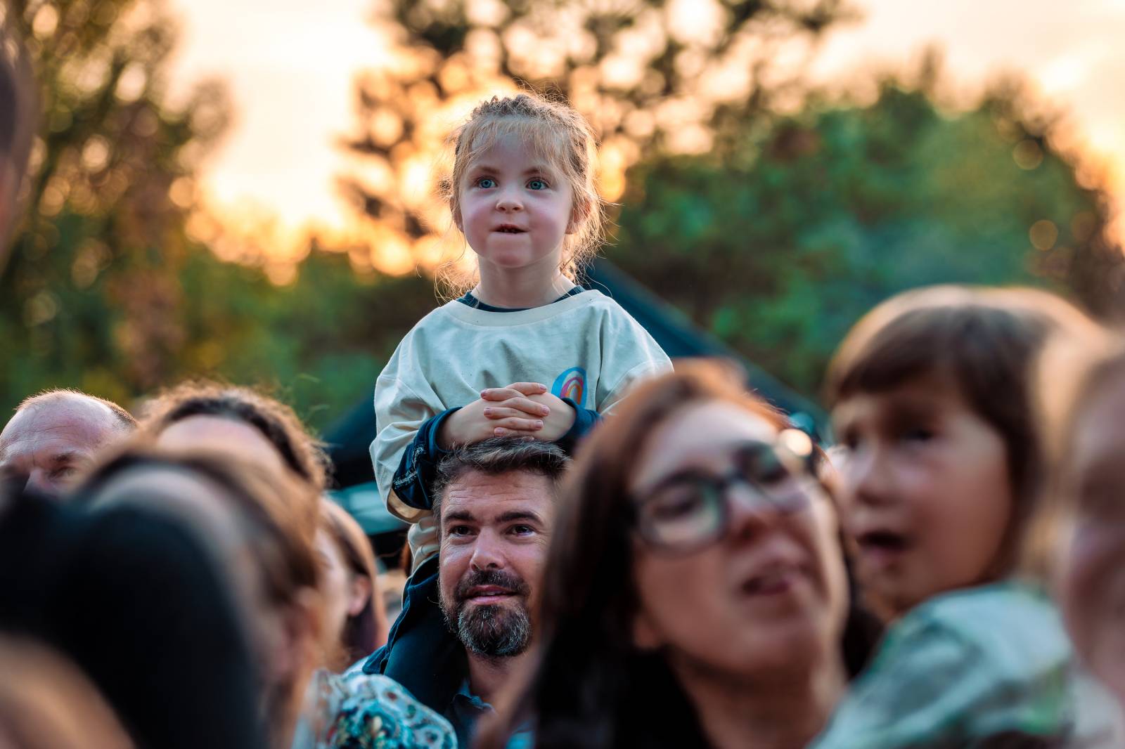 Tomáš Klus improvizoval, fotil se a rozesmíval. V Butky Parku si fanoušky omotal kolem prstu
