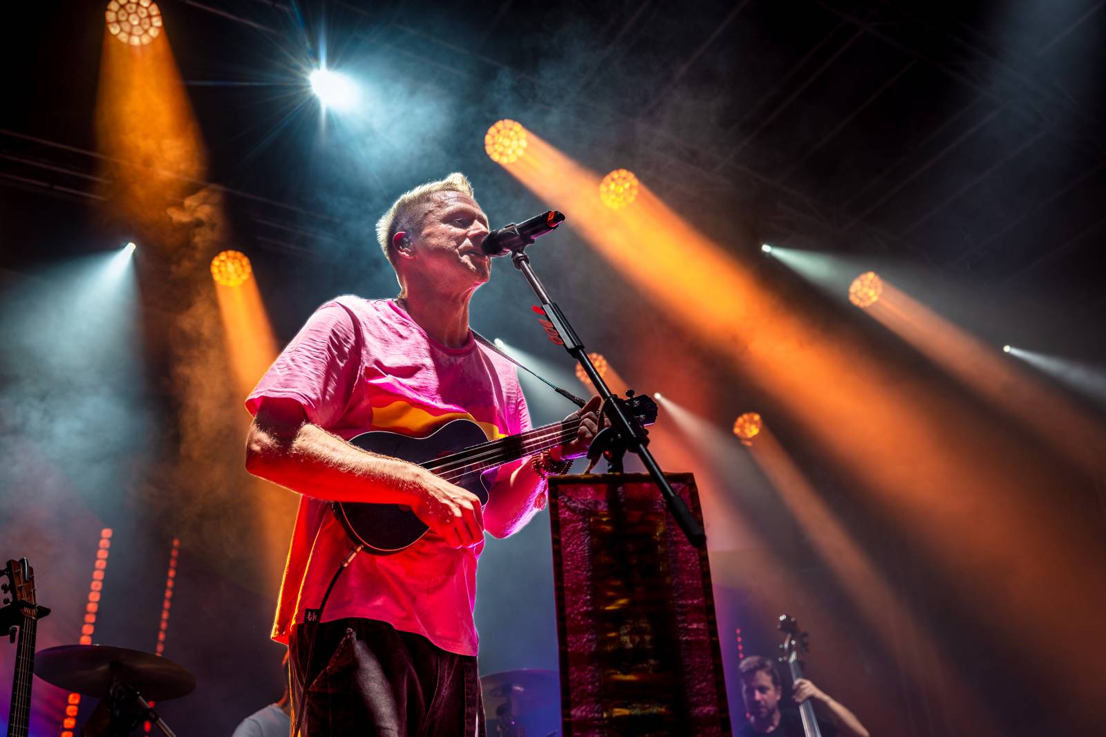 Tomáš Klus improvizoval, fotil se a rozesmíval. V Butky Parku si fanoušky omotal kolem prstu