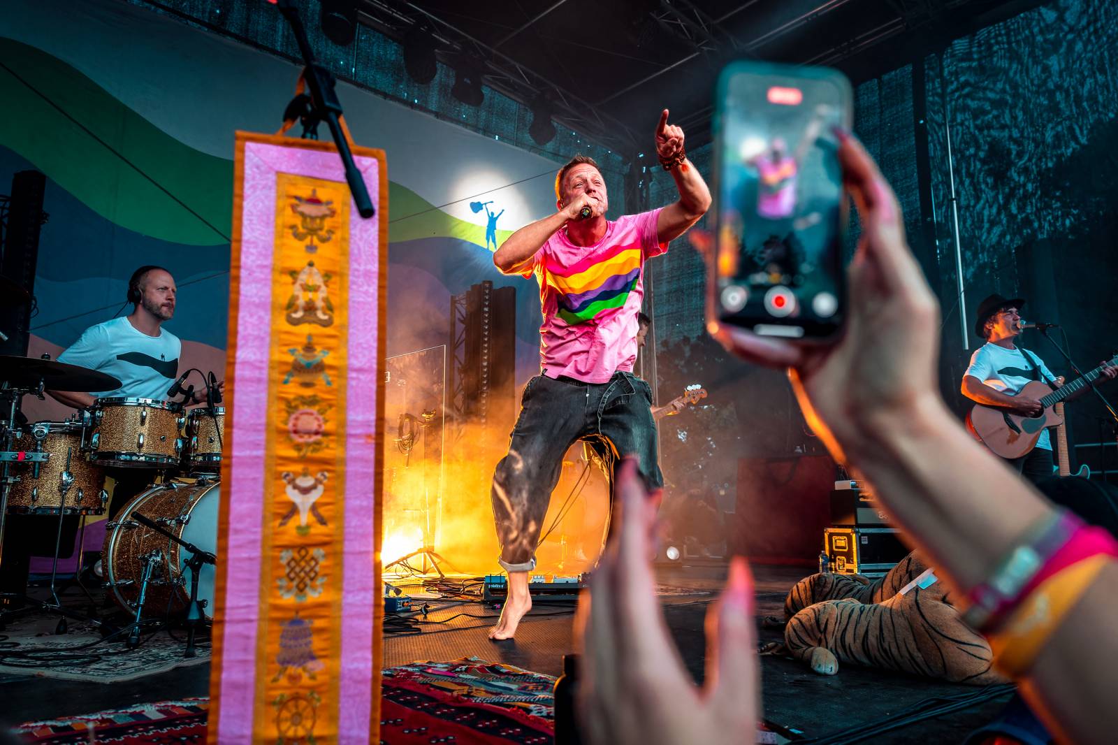 Tomáš Klus improvizoval, fotil se a rozesmíval. V Butky Parku si fanoušky omotal kolem prstu