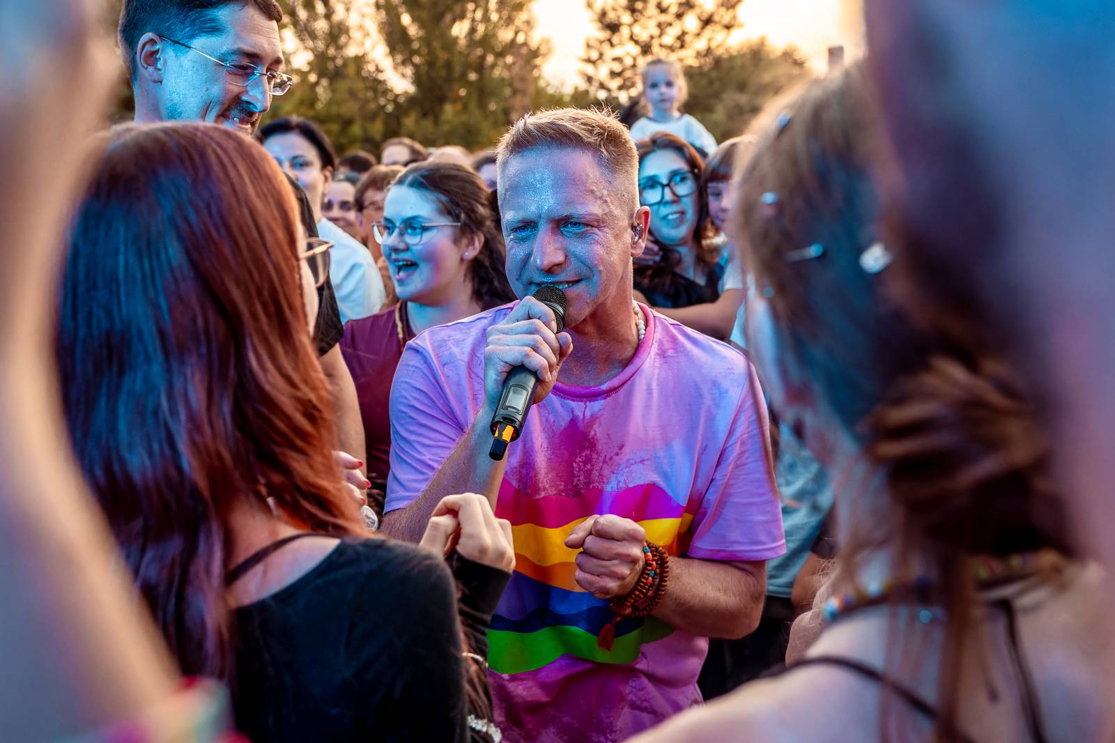 Tomáš Klus improvizoval, fotil se a rozesmíval. V Butky Parku si fanoušky omotal kolem prstu
