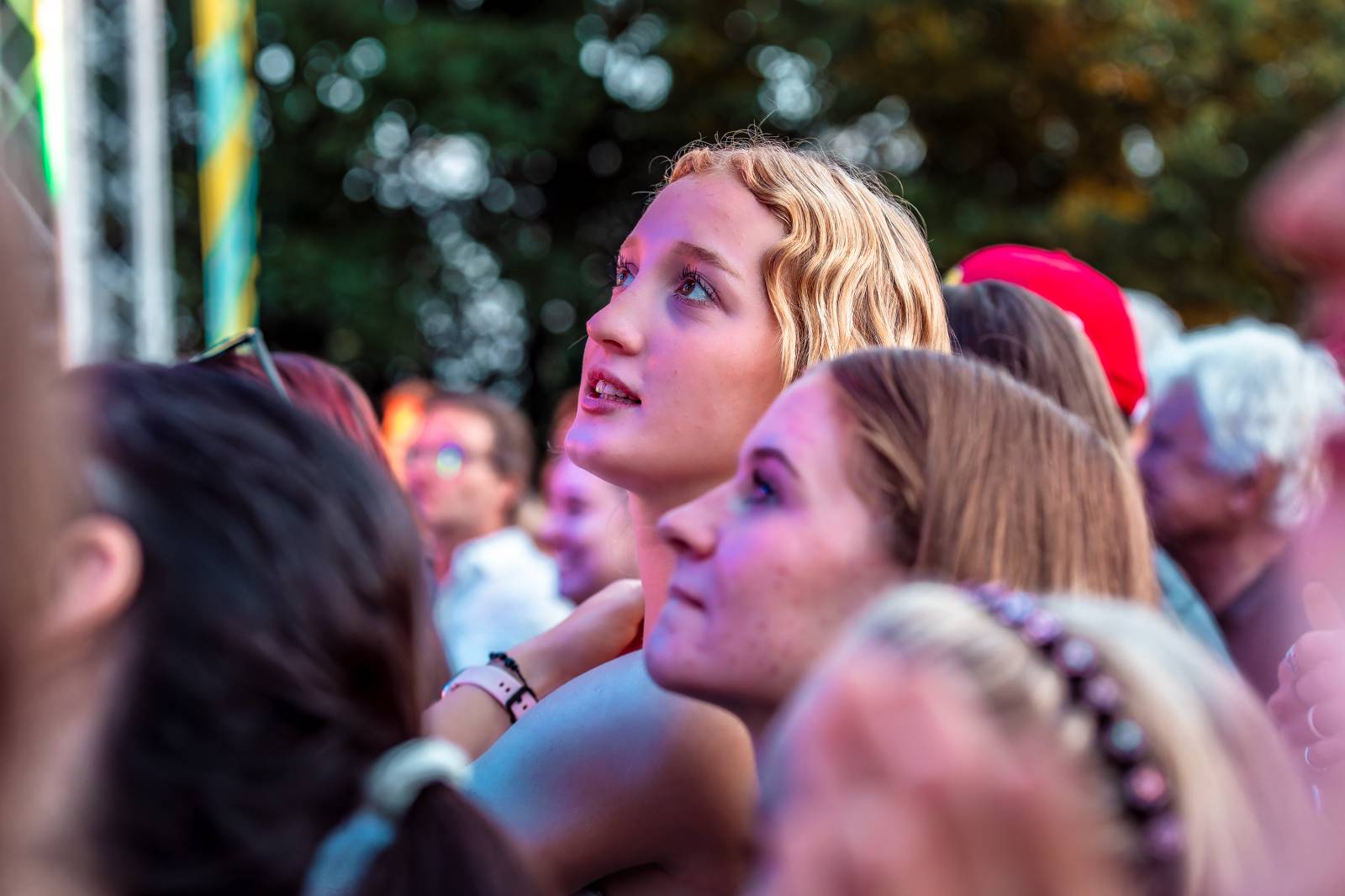 Tomáš Klus improvizoval, fotil se a rozesmíval. V Butky Parku si fanoušky omotal kolem prstu