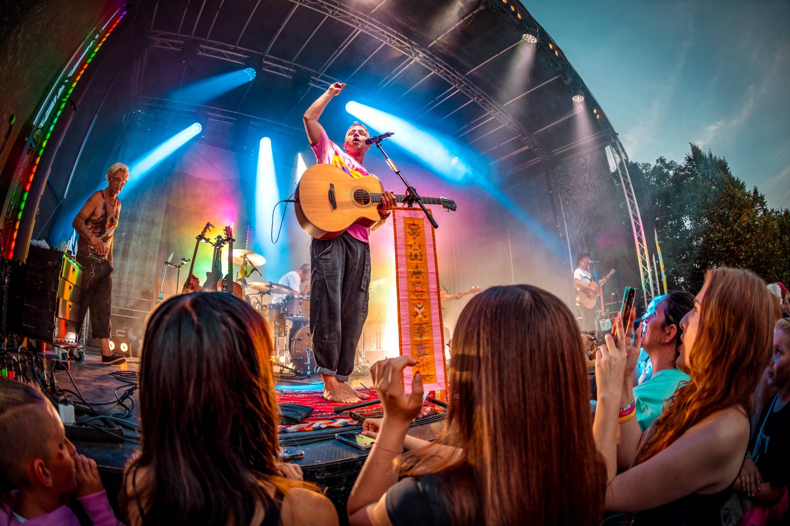 Tomáš Klus improvizoval, fotil se a rozesmíval. V Butky Parku si fanoušky omotal kolem prstu