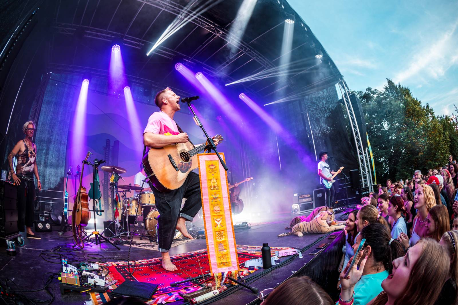 Tomáš Klus improvizoval, fotil se a rozesmíval. V Butky Parku si fanoušky omotal kolem prstu