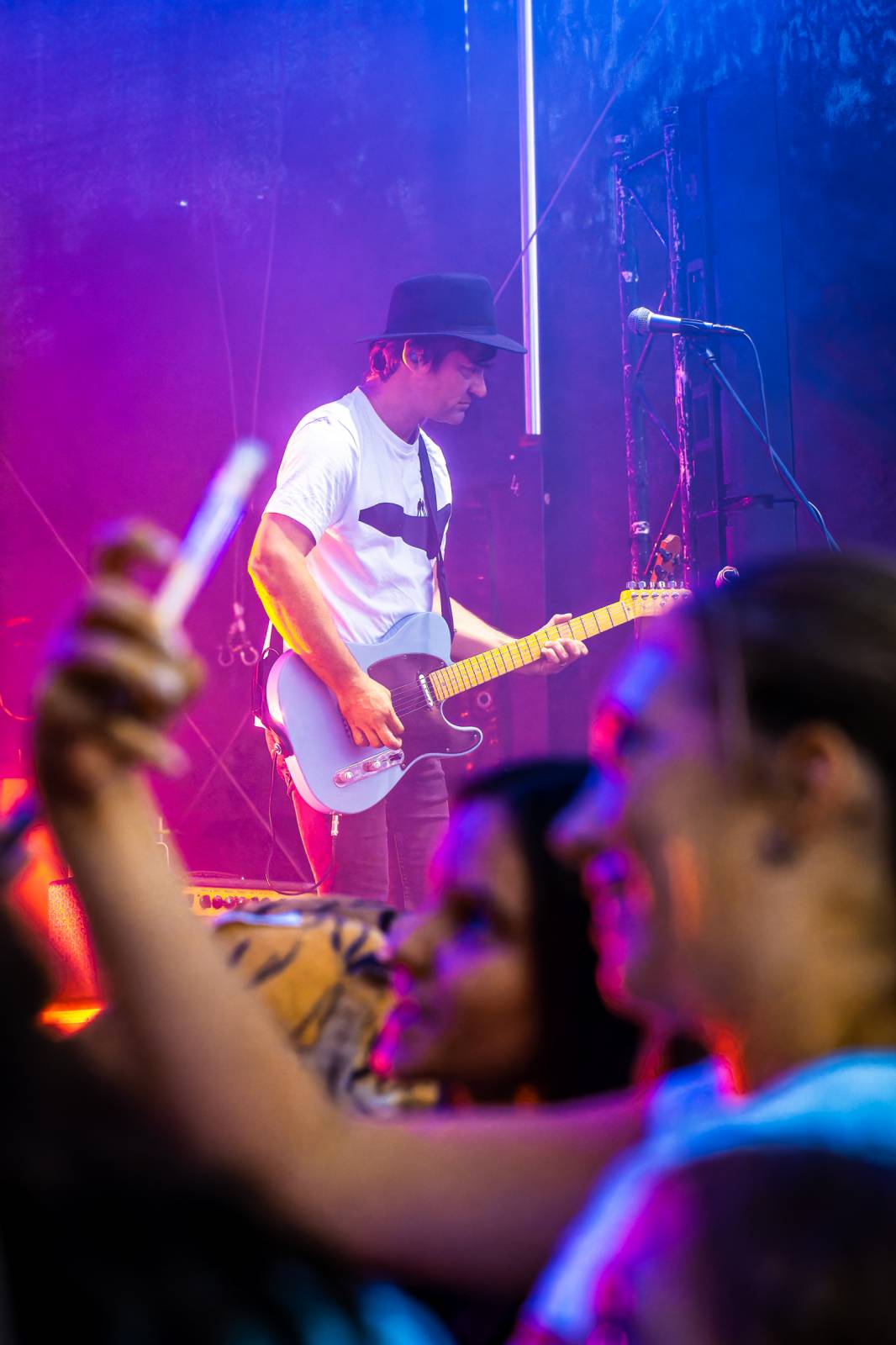 Tomáš Klus improvizoval, fotil se a rozesmíval. V Butky Parku si fanoušky omotal kolem prstu