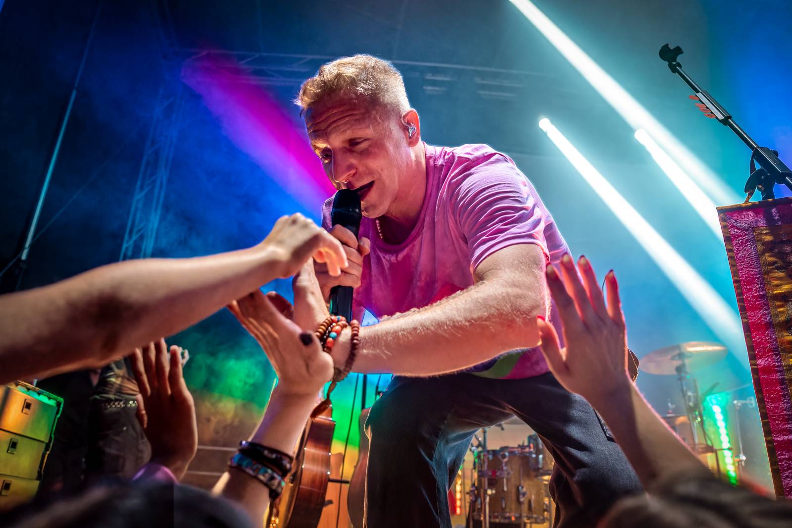 Tomáš Klus improvizoval, fotil se a rozesmíval. V Butky Parku si fanoušky omotal kolem prstu