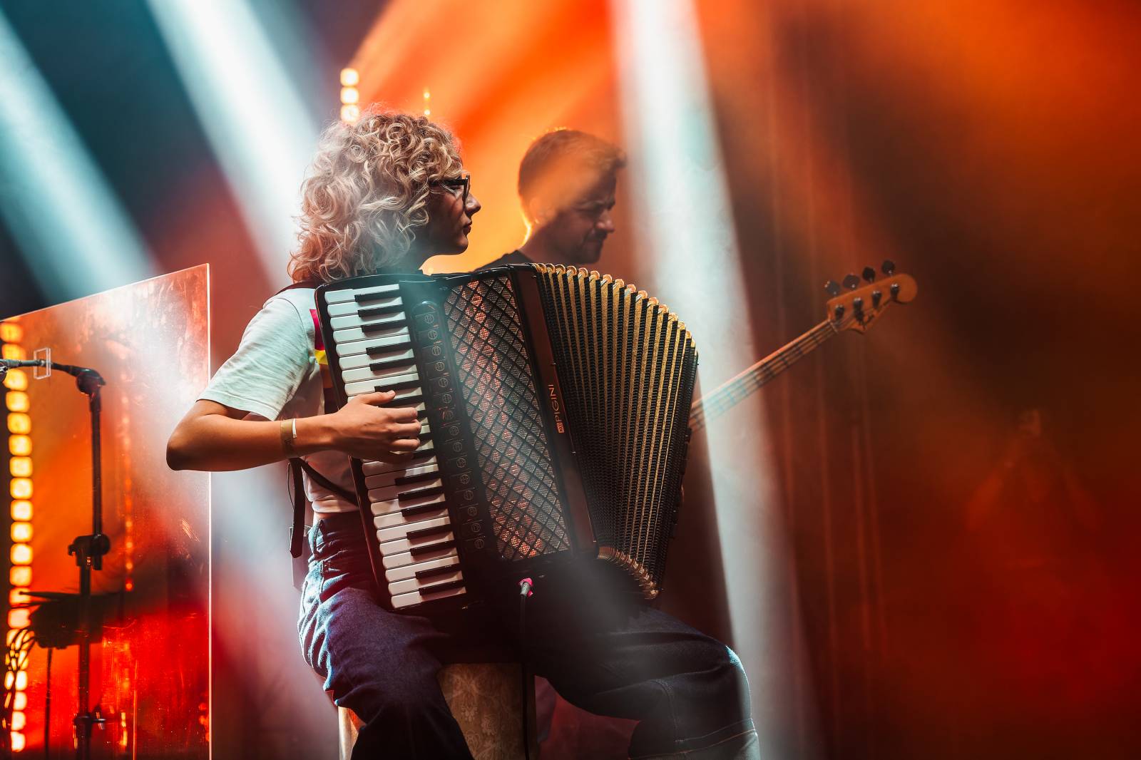 Tomáš Klus improvizoval, fotil se a rozesmíval. V Butky Parku si fanoušky omotal kolem prstu