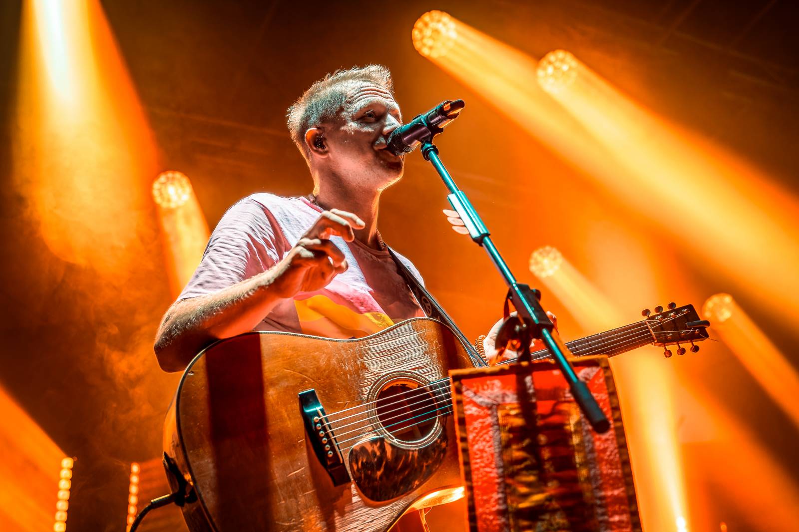 Tomáš Klus improvizoval, fotil se a rozesmíval. V Butky Parku si fanoušky omotal kolem prstu