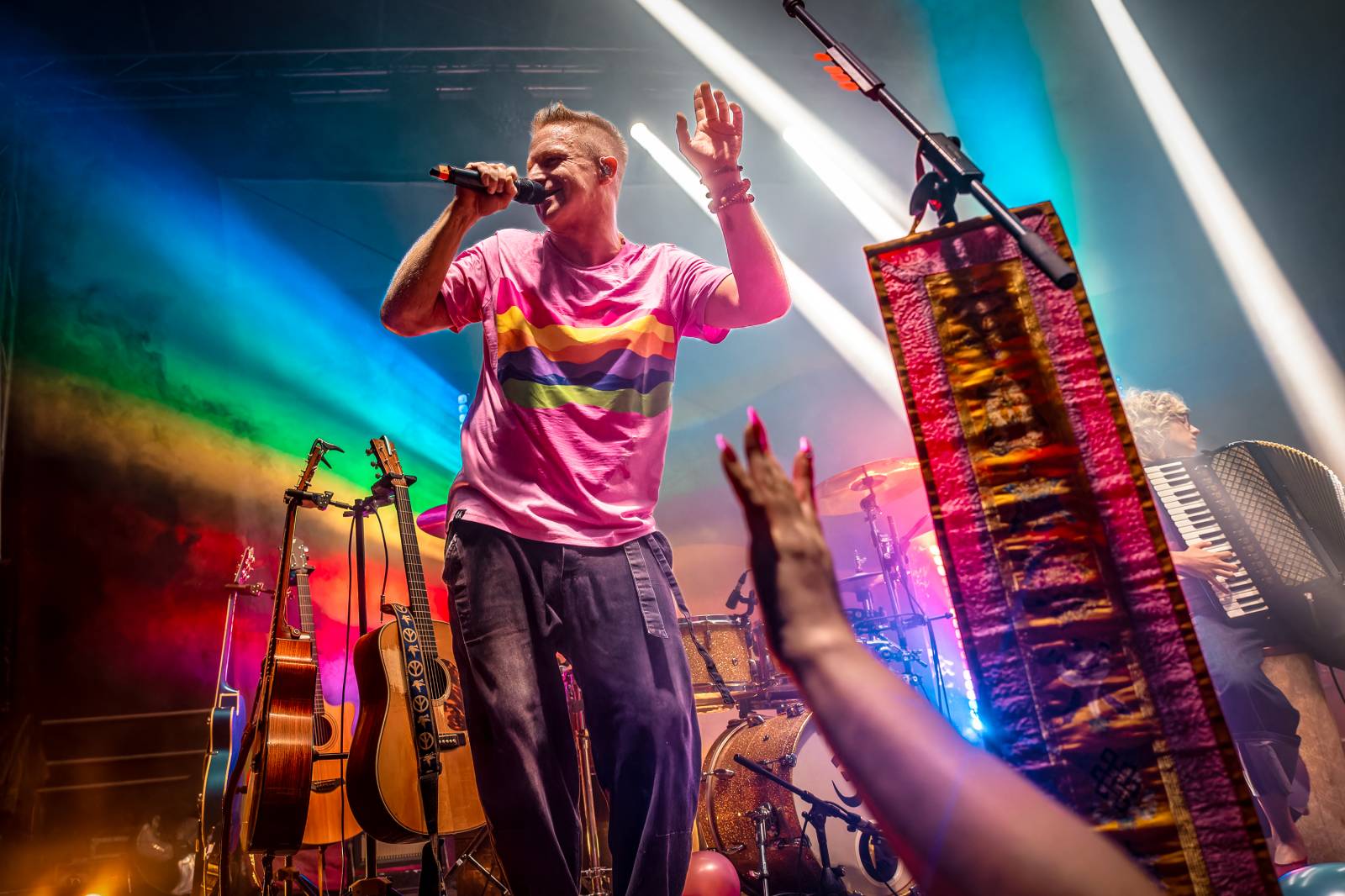 Tomáš Klus improvizoval, fotil se a rozesmíval. V Butky Parku si fanoušky omotal kolem prstu