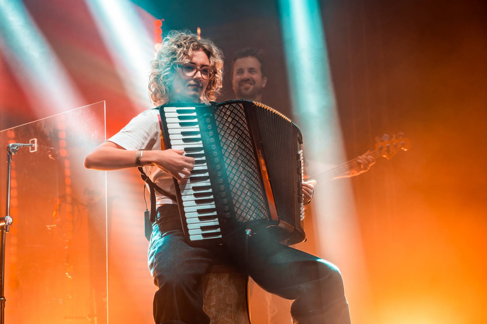 Tomáš Klus improvizoval, fotil se a rozesmíval. V Butky Parku si fanoušky omotal kolem prstu