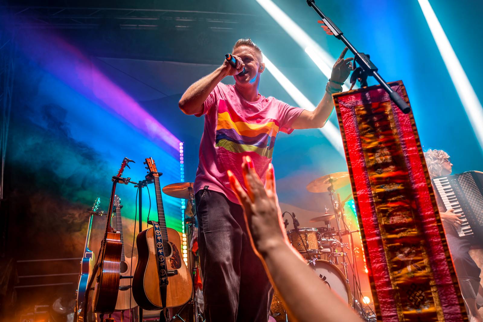 Tomáš Klus improvizoval, fotil se a rozesmíval. V Butky Parku si fanoušky omotal kolem prstu